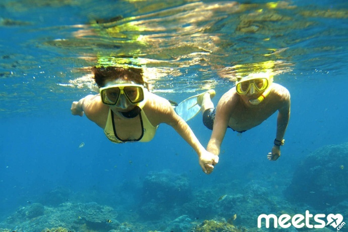 4.-Couple-Snorkeling-in-Lembongan-island[1]
