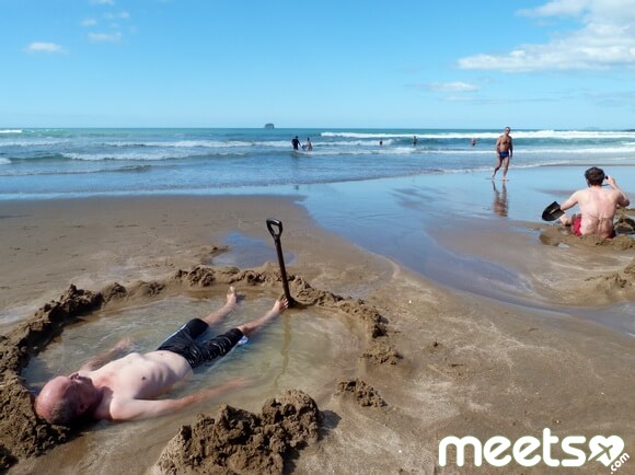 Hot-Water-Beach-New-Zealand-02[1]