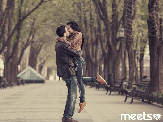 Awesome-lips-kissing-romantic-couple-wallpaper