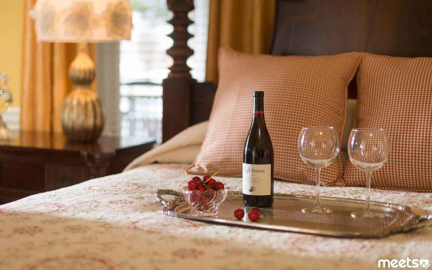 Шампанский номер. Романтический вечер в отеле. Романтический вечер с вином. Шампанское в отеле. Шампанское в номере.
