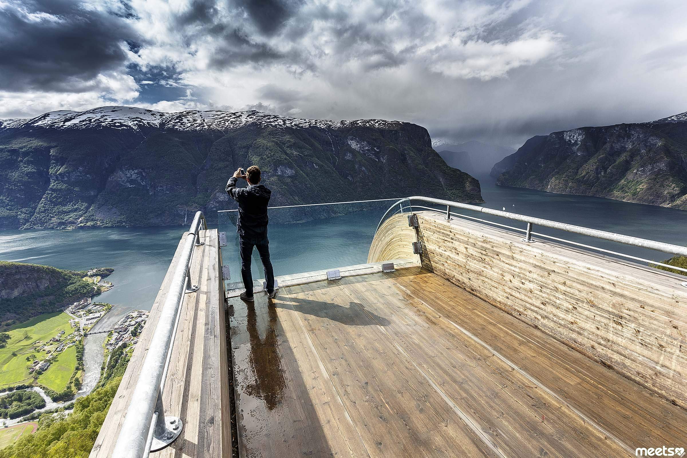 Красивые смотровые площадки. Aurland Lookout, Норвегия. Смотровая площадка Aurland Lookout. Норвегия фьорды смотровая площадка. Stegastein viewpoint в Норвегии.
