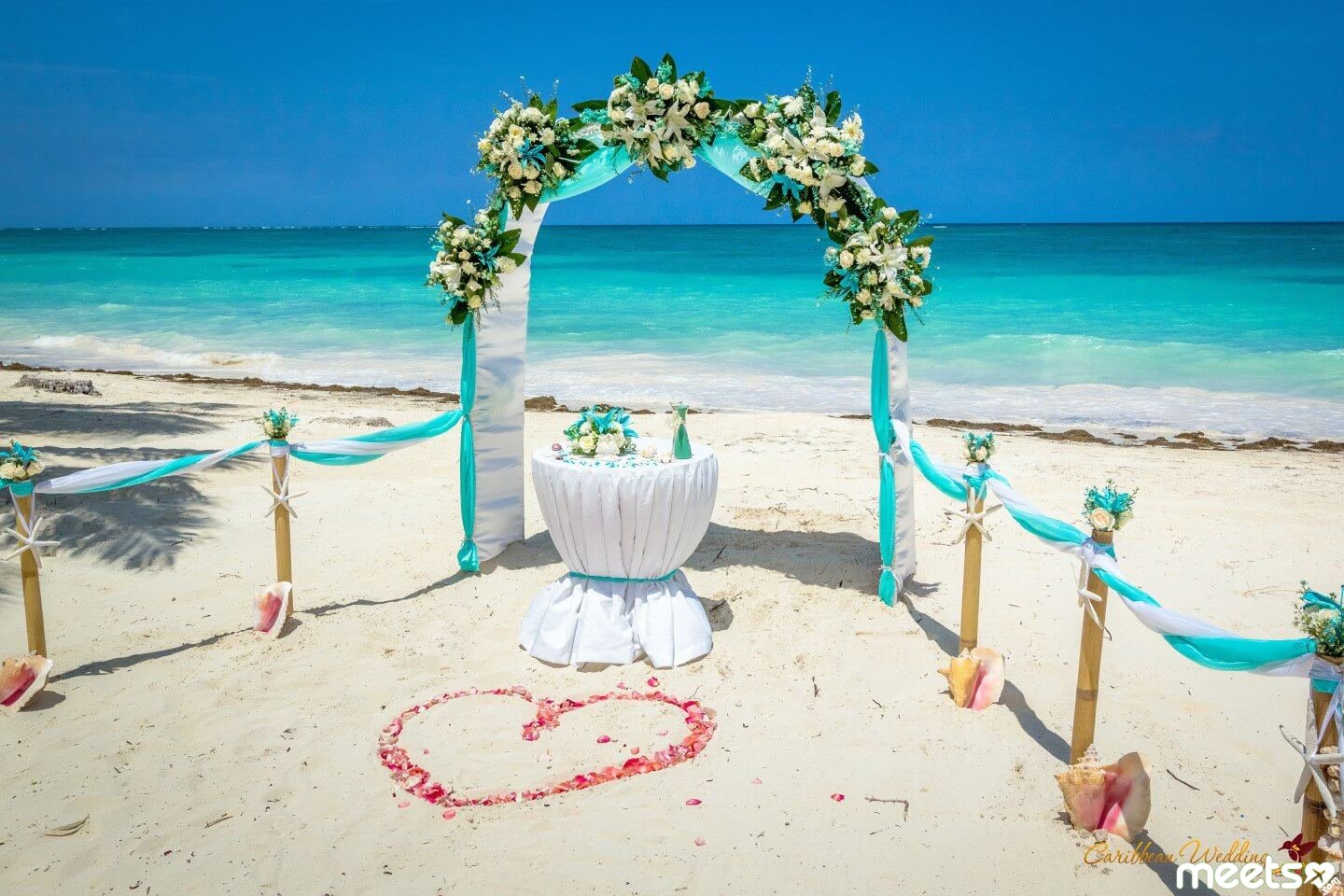 Выездная церемония бракосочетания на берегу моря