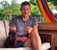 Guy left everything to travel with a cat rescued from a shelter