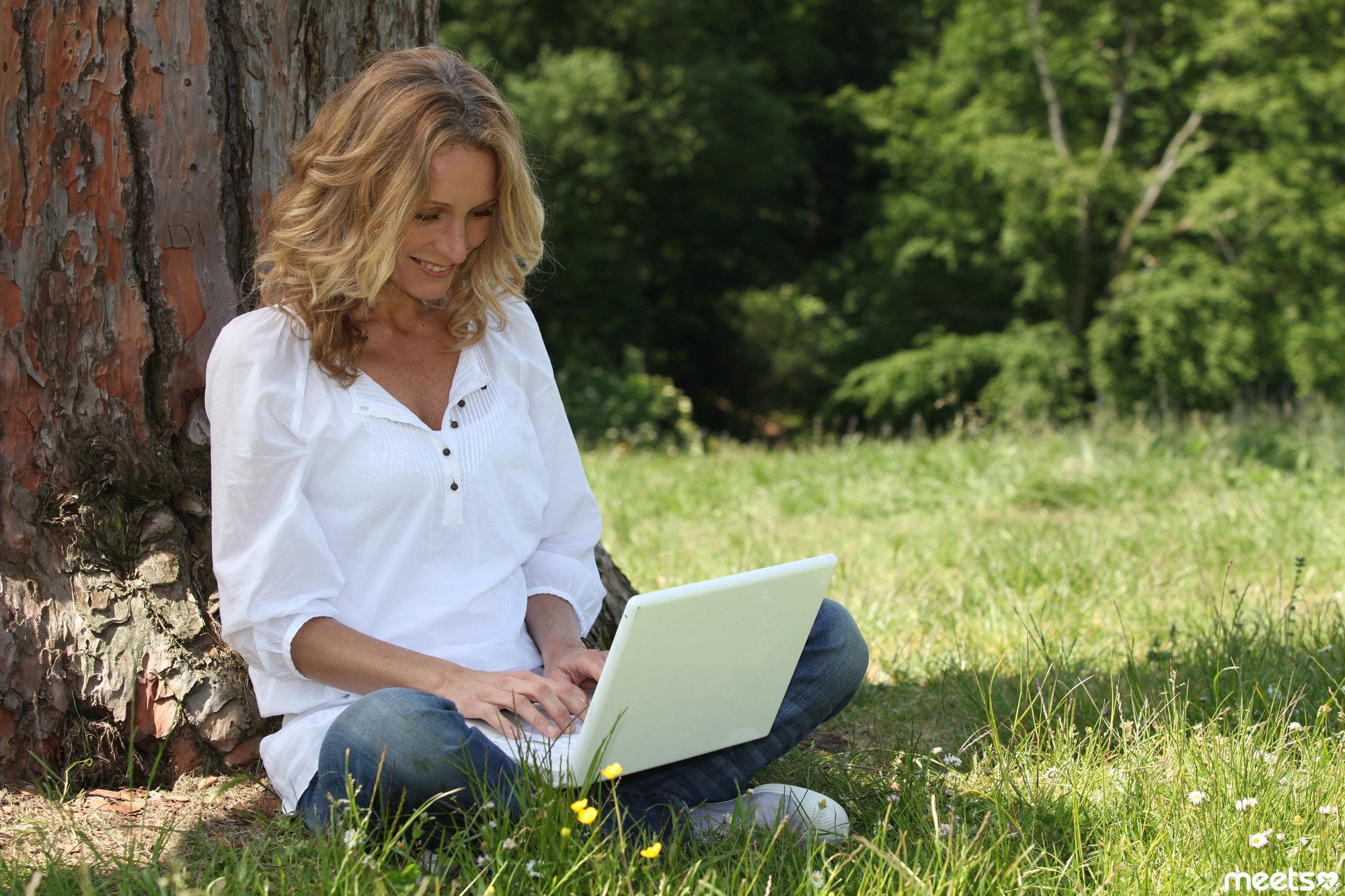 Знакомства для общения в интернете. Женщина на природе. Ноутбук на природе. Женщина с ноутбуком на природе. Бизнес леди на природе.