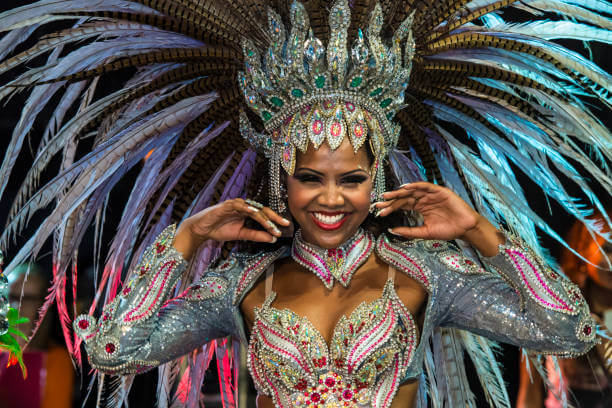 бразильянка в карнавальном костюме