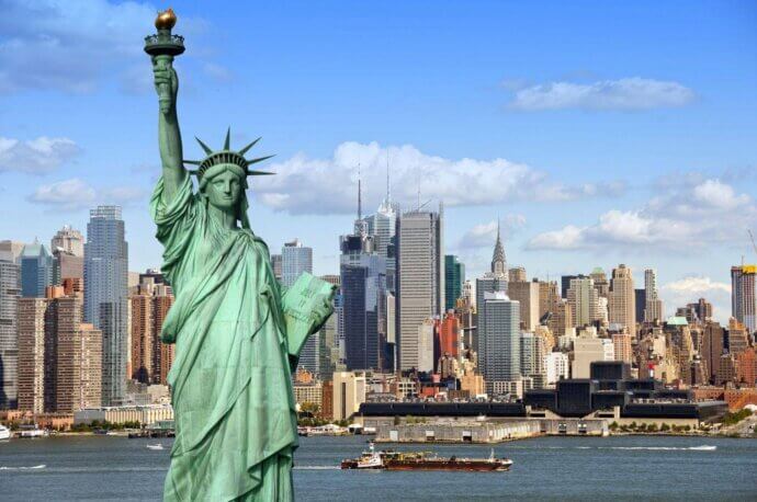 статуя свободы на фоне нью-йорка