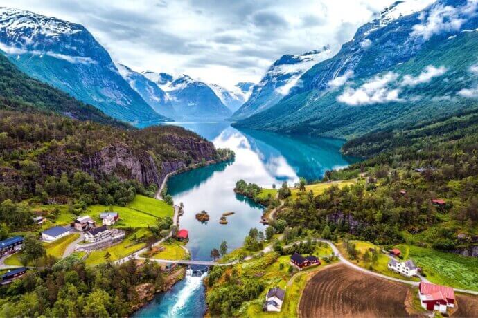 горы и река в скандинавии