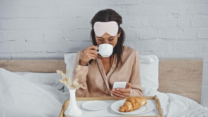 девушка пьет кофе в постели
