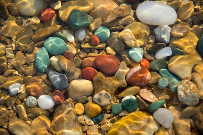 разноцветные камушки в воде