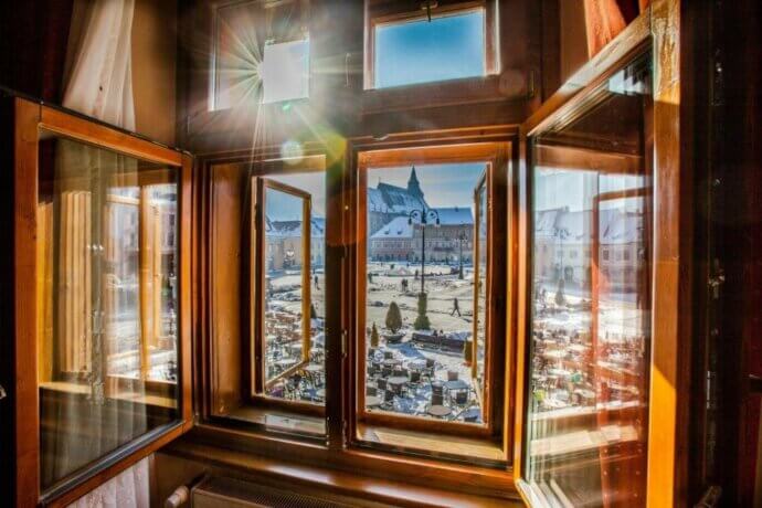 вид из окна отеля на площадь в румынии