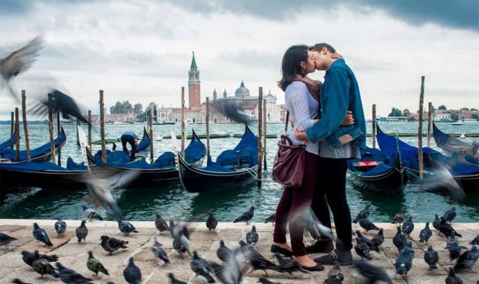 пара целуется в венеции
