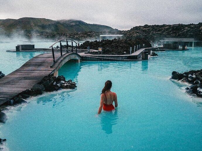 девушка в голубой лагуне в исландии