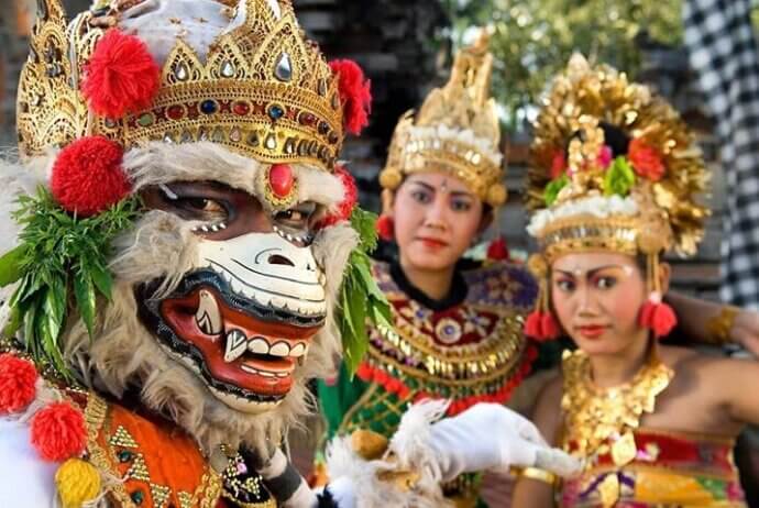 балийцы в национальных костюмах