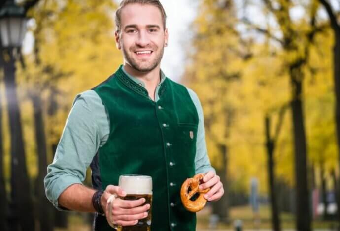 мужчина с бокалом пива