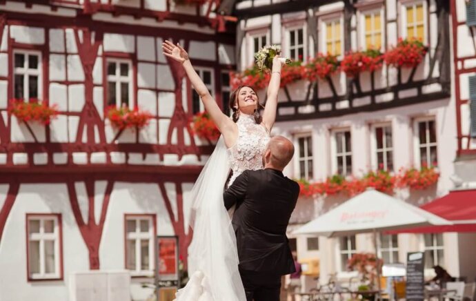 жених держит невесту на руках в германии