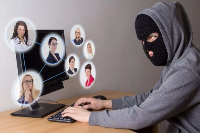 мужчина в маске перед компьютером