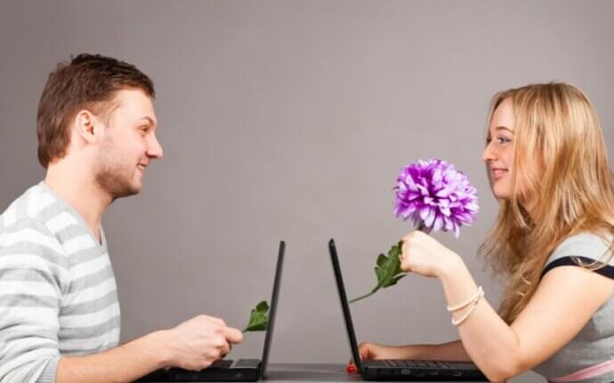парень улыбается девушке с цветком