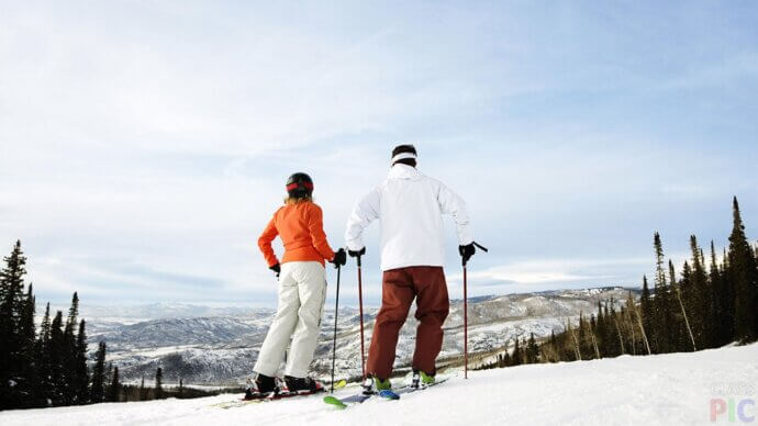 пара на лыжах в горах