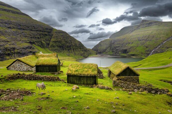 дома с травяной крышей на фарерских островах