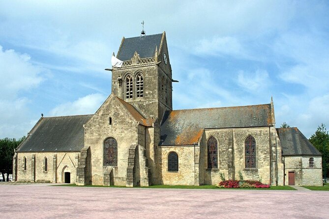 церковь sainte mere eglise
